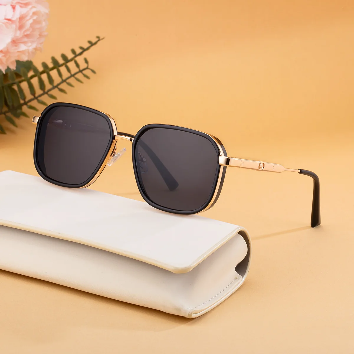 

Men Luxury Square Sunglasses Retro Metal Frame Geometric Fashion Lens Vintage Eyewear Anti Glare Glasses for Driving vintage