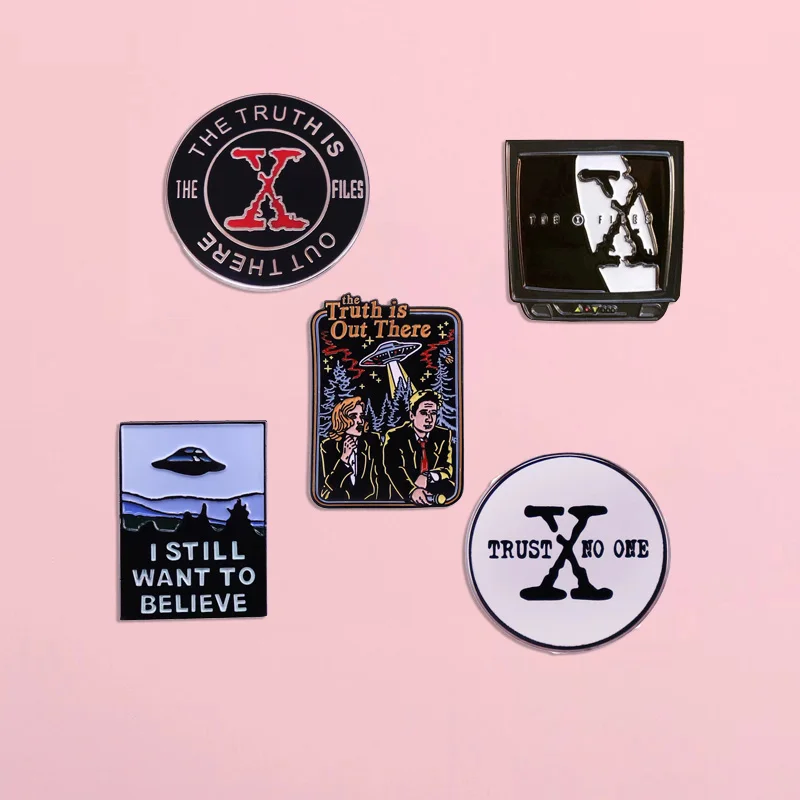 Pin de esmalte x-files de película de terror para hombres, insignia de Metal Alien Space sci-fi, broche para mochila, accesorios de ropa