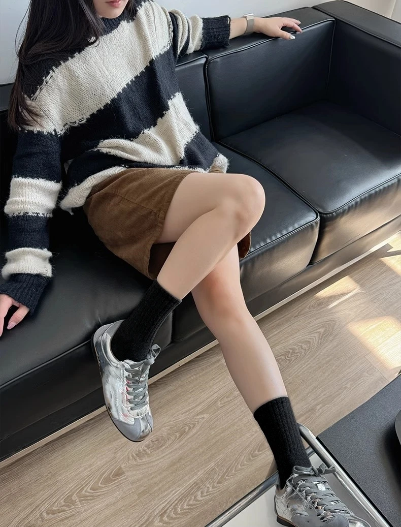 8/4 Paar modische, klassische Damen-Socken, die bis zur Mitte der Wade reichen, schwarze und weiße Sportsocken, geeignet für Damen und Herren, Damen-Socken in großen Größen: Größe 36–43, weich und atmungsaktiv für Frühling, Sommer und Herbst, schlichtes Design, für alle Jahreszeiten geeignet, vielseitig einsetzbar, ideal für den täglichen Gebrauch und zum Laufen. – Detail 3