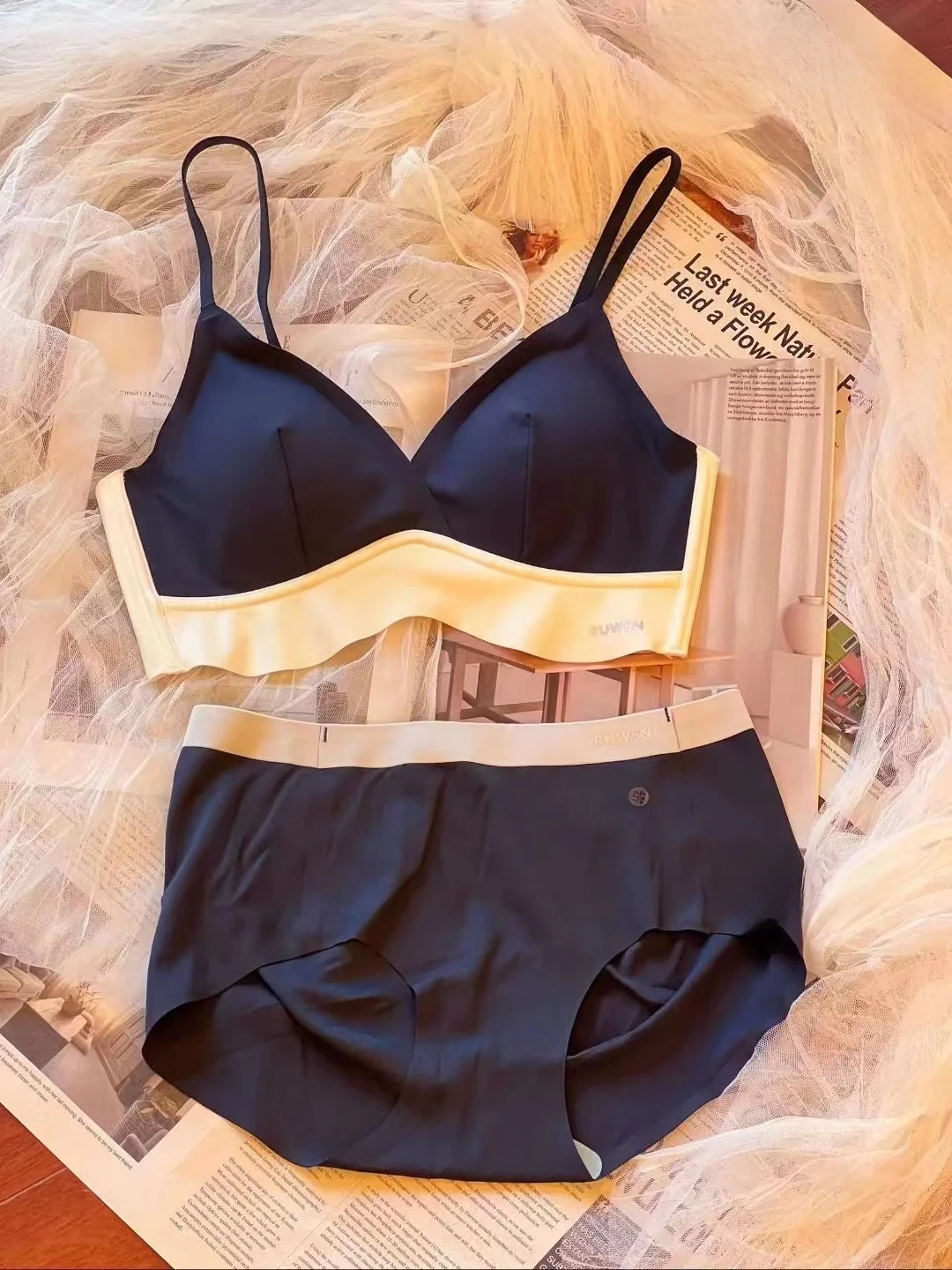 seamless-wireless-bra-set-breathable-gathered-dual-color-underwear-low-waist-panty-v-neck-design-fixed-strap-bra