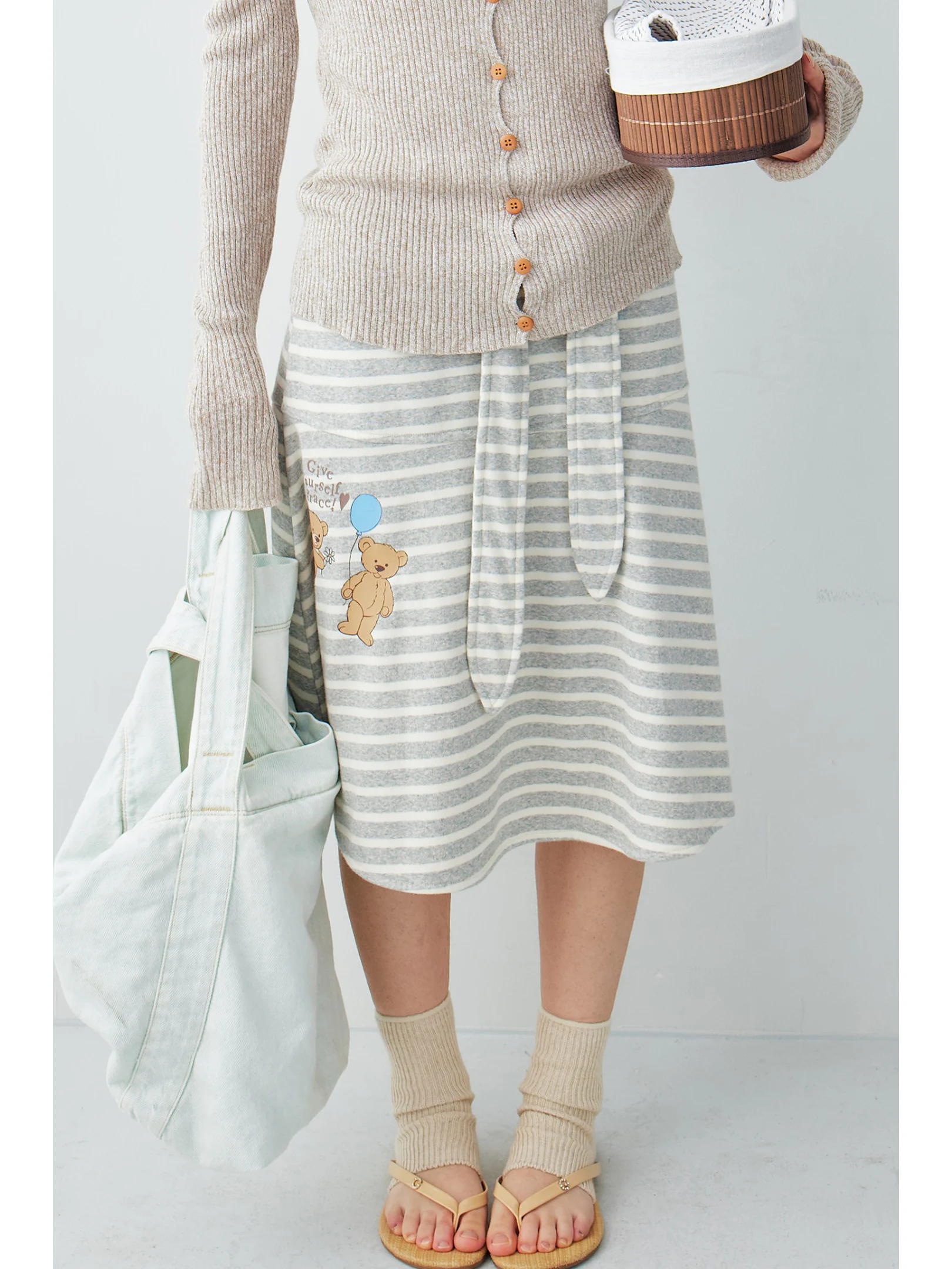 

Повседневная удобная юбка А-силуэта из мягкой хлопковой ткани с принтом «Медведь» и серо-белыми полосками, с оборками и принтом «Деревянные ушки»