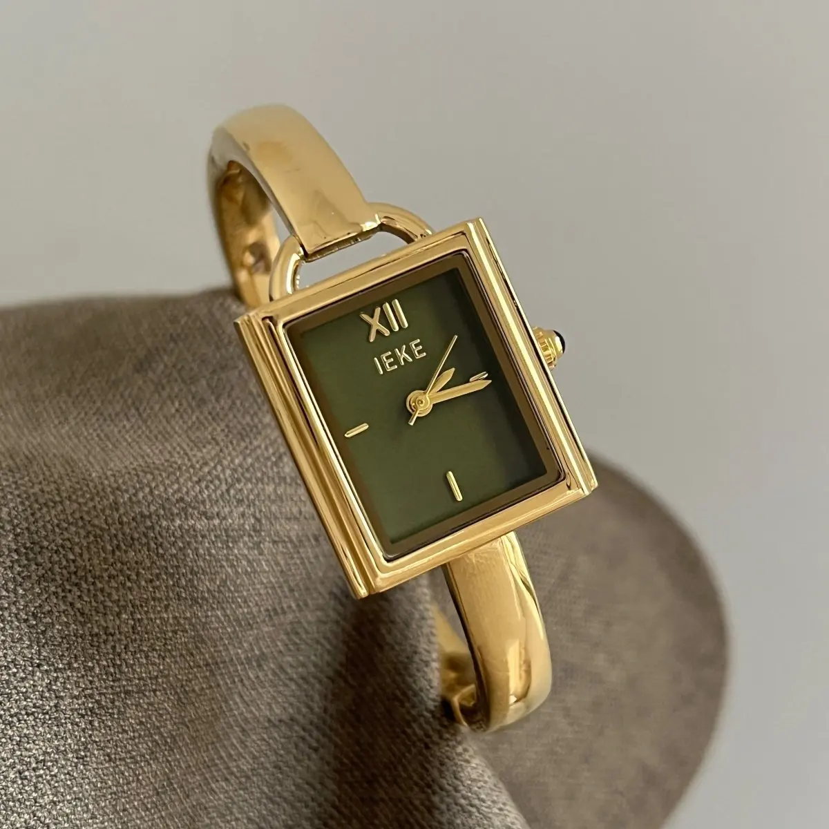 Retro-Style Small Square Bracelet Watch For Women, High-End Green, Elegant And Vintage, Suitable For Women And Students.