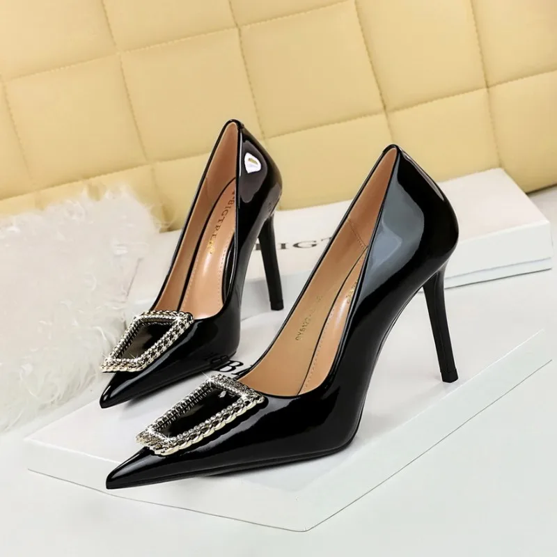 

BIGTREE Banquet High Heels Thin Heels Lacquer Leather Shallow Mouth, Pointed Water Diamond Metal Button Women's Single Shoes