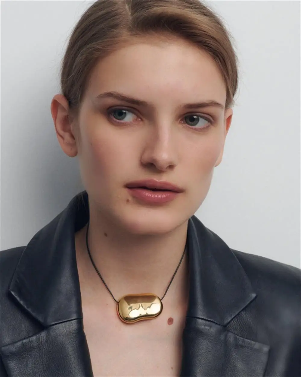Einfache unregelmäßige große glänzende goldene Anhänger schwarz Wachs Seil verstellbare Halskette wasserdicht 18K vergoldet Modeschmuck Frauen