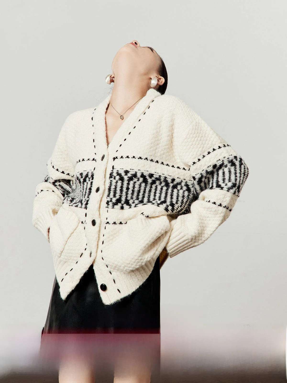 

Женский вязаный жакет свободного кроя бежевого цвета с контрастными вставками, V-образным вырезом, длинными рукавами, застежкой на пуговицы и геометрическим узором, модель «орт»