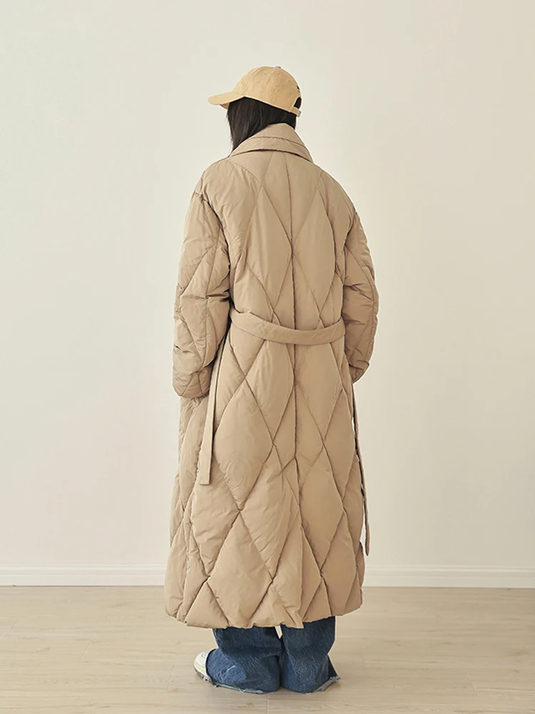 سترة فاخرة X-long للنساء لشتاء 2025 معطف منتفخ دافئ سميك مع وشاحات بلون سادة جودة عالية INKEO DJ579