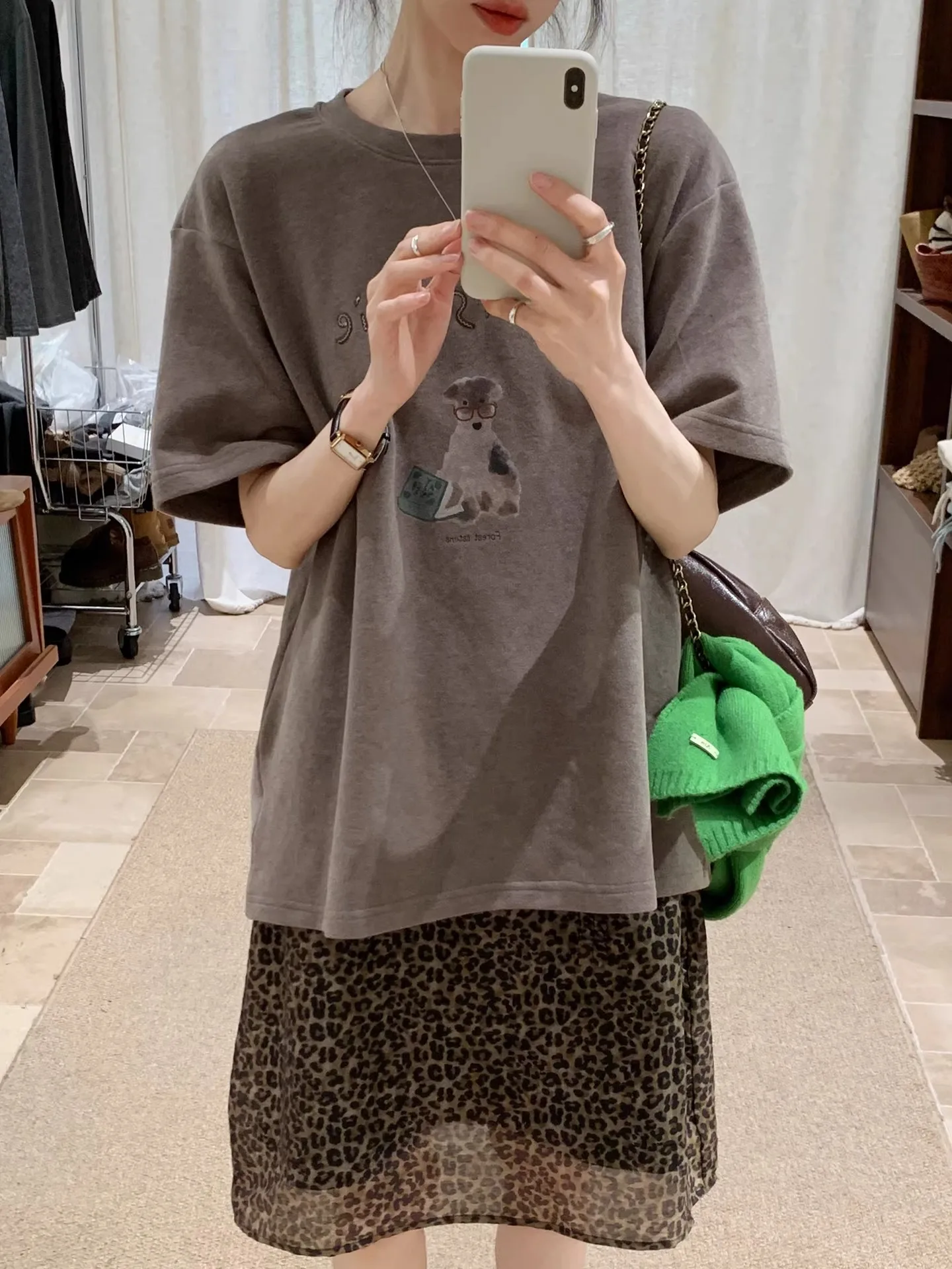 

Женская футболка BRIVIN в корейском стиле, кофейного цвета, с мультяшным принтом, весенняя новинка, милый, нежный, омолаживающий, с круглым вырезом, модная...