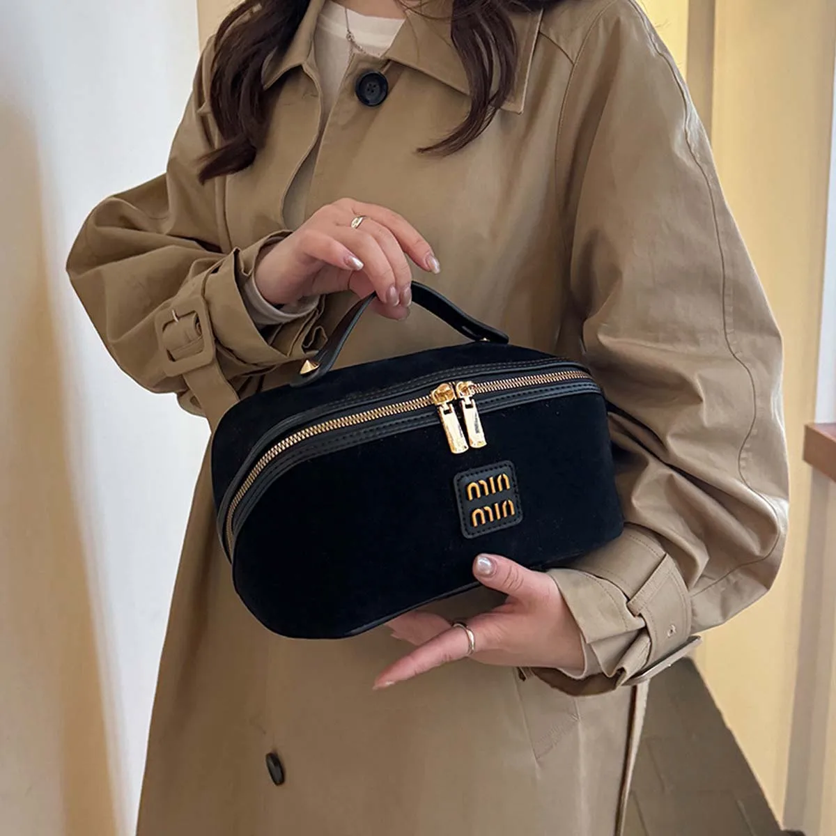 

Wholesale of trendy pu makeup bags with large capacity new retro hand-held storage bags and high-end toiletry bags for women