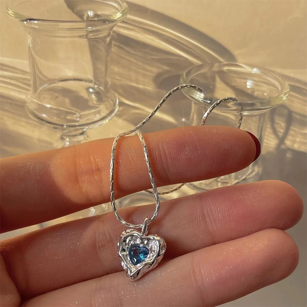 INS Unregelmäßige Liebeskette für Frauen, Modische Silberfarbene Halskette mit Blauem Kristallanhänger, Einfacher Damenschmuck für Partys, Geschenk – Detail 2