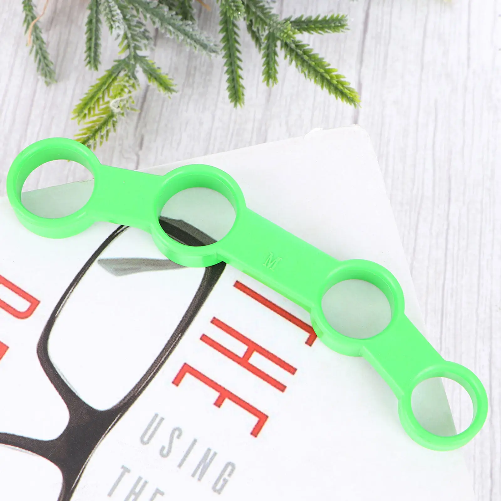 1Pcs Finger Expansion Sleeve Guitar Trainer Tool Size M Green for Finger Span Improvement Electric Acoustic Bass Ukulele Piano