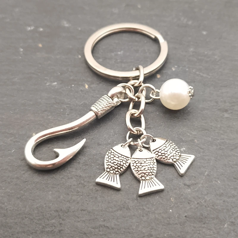 Creative Keychain 26 Letters Fish Hook Pearl Irregular Pendant Goldfish Key Chains Men Women Charm Bag Key Wallet Jewelry Gift