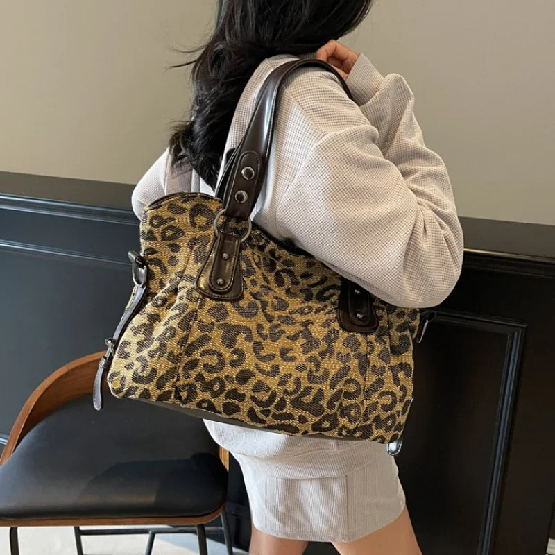 

Стильная уникальная винтажная кожаная сумка с минималистичным дизайном и буквенным логотипом для повседневных деловых пригородных женщин