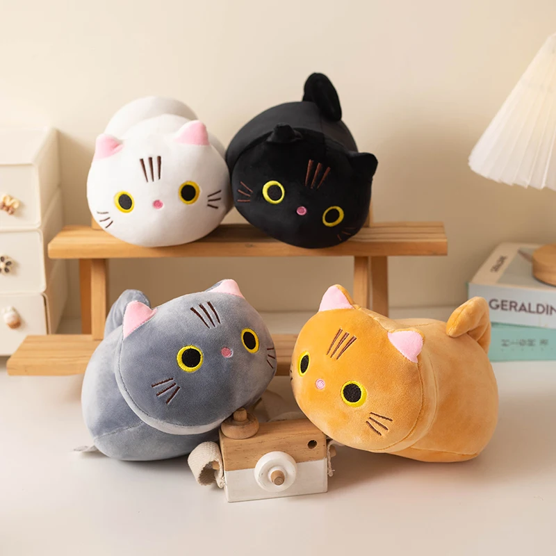 Verpassen Sie es nicht! Ein 22cm großes Katzen-Plüschtier in klassischen schwarzen, weißen und grauen Farben, kombiniert mit leuchtendem Orange. Ein Muss für jeden