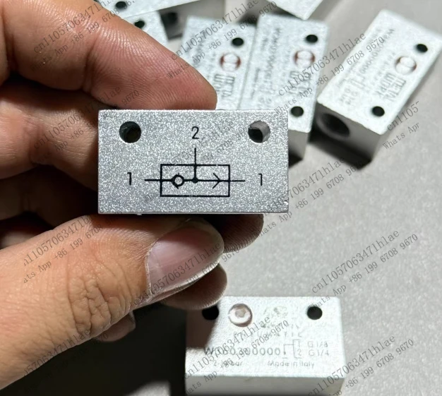 2PCS Pneumatic shuttle valve W360300000, 2-10bar working pressure, G1/8 and G1/4 interface