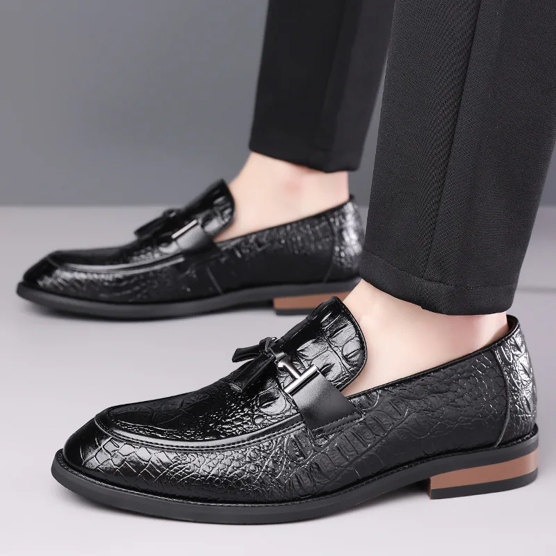 

Low-top Men's Business Formal Leather Shoes Are Versatile and Easy To Wear. Simple Men's Shoes Are Breathable and Anti-slip