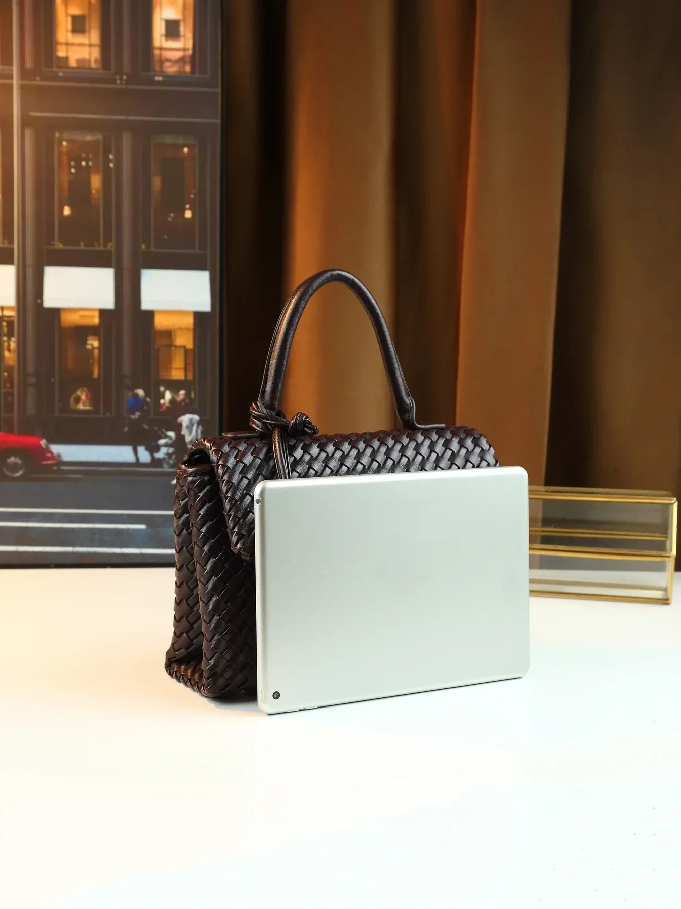 Hand-woven women's bags are simple and atmospheric commuting briefcases, casual and versatile large-capacity handbags.