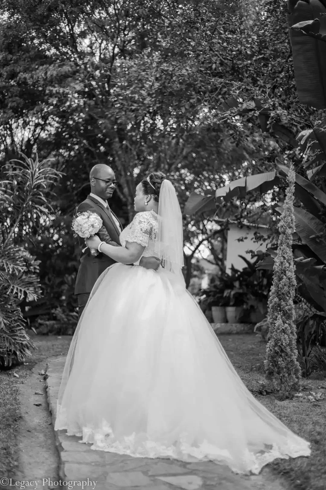 تخصيص أحدث س الرقبة قصيرة الأكمام Ballgown فساتين الزفاف الاجتياح الدانتيل حديقة زي العرائس الأفريقي 2025