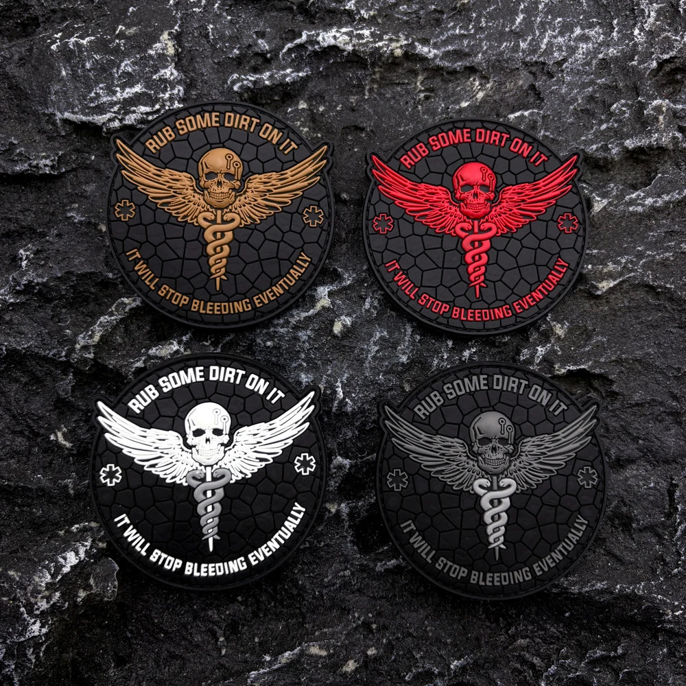 Ein doppelflügeliges Totenkopf-PVC-Patch mit Leuchteffekt im Dunkeln, Klettverschluss auf der Rückseite, geeignet für Taschen, Rucksäcke, Westen und Kleidungsdekoration.