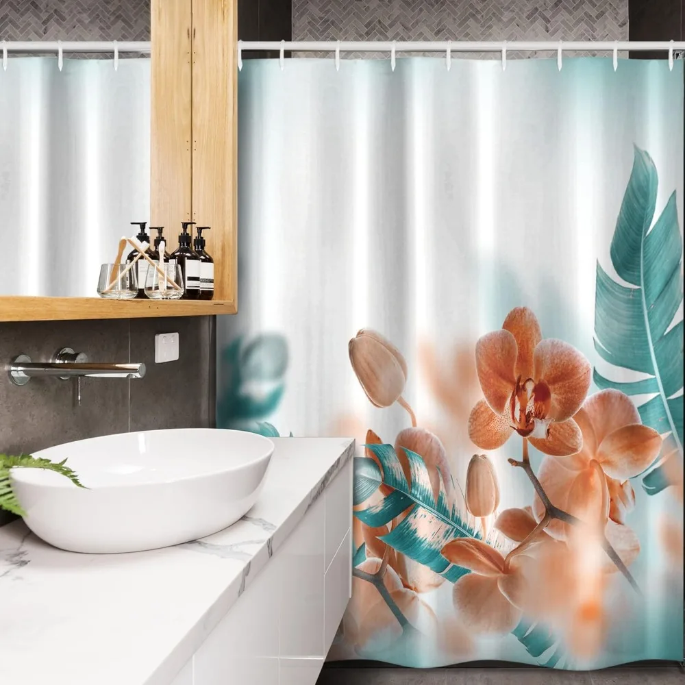 トロピカルシャワーカーテン：柔らかなぼかし背景に蘭の花と緑豊かな葉、モダンな花柄アートデザイン