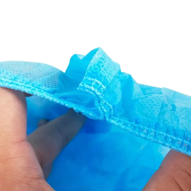 100 قطعة من أغطية الأحذية غير المنسوجة للاستعمال مرة واحدة، أحذية بلاستيكية سميكة داخلية مقاومة للماء ومقاومة للاهتراء