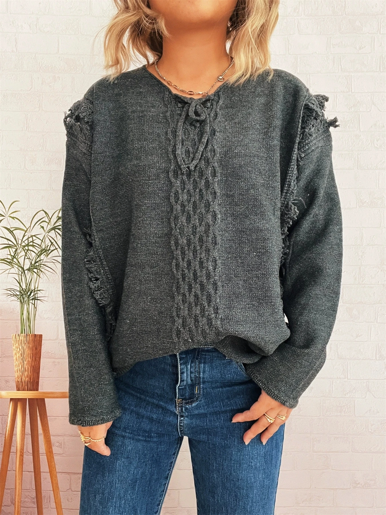 

New commuting V-neck lace up retro diamond grid knitted pullover sweater solid color tassel edge sweater for women