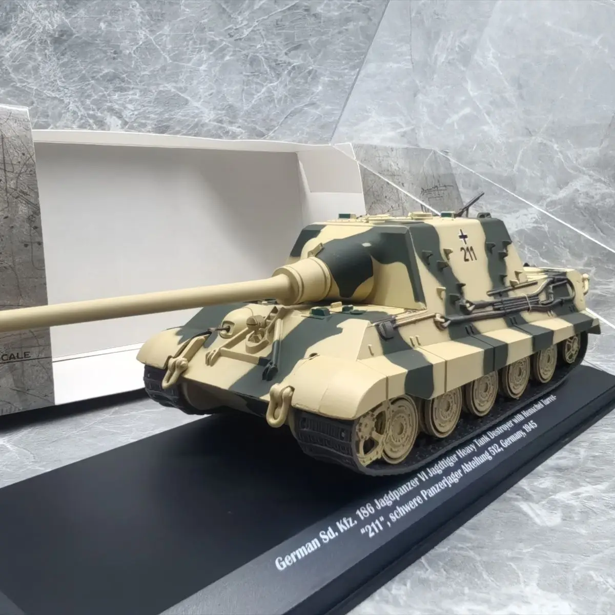 

Модель танка Тигр 1945 года (1/43) (основной корпус из сплава + пластиковые детали) - коллекционная модель-украшение