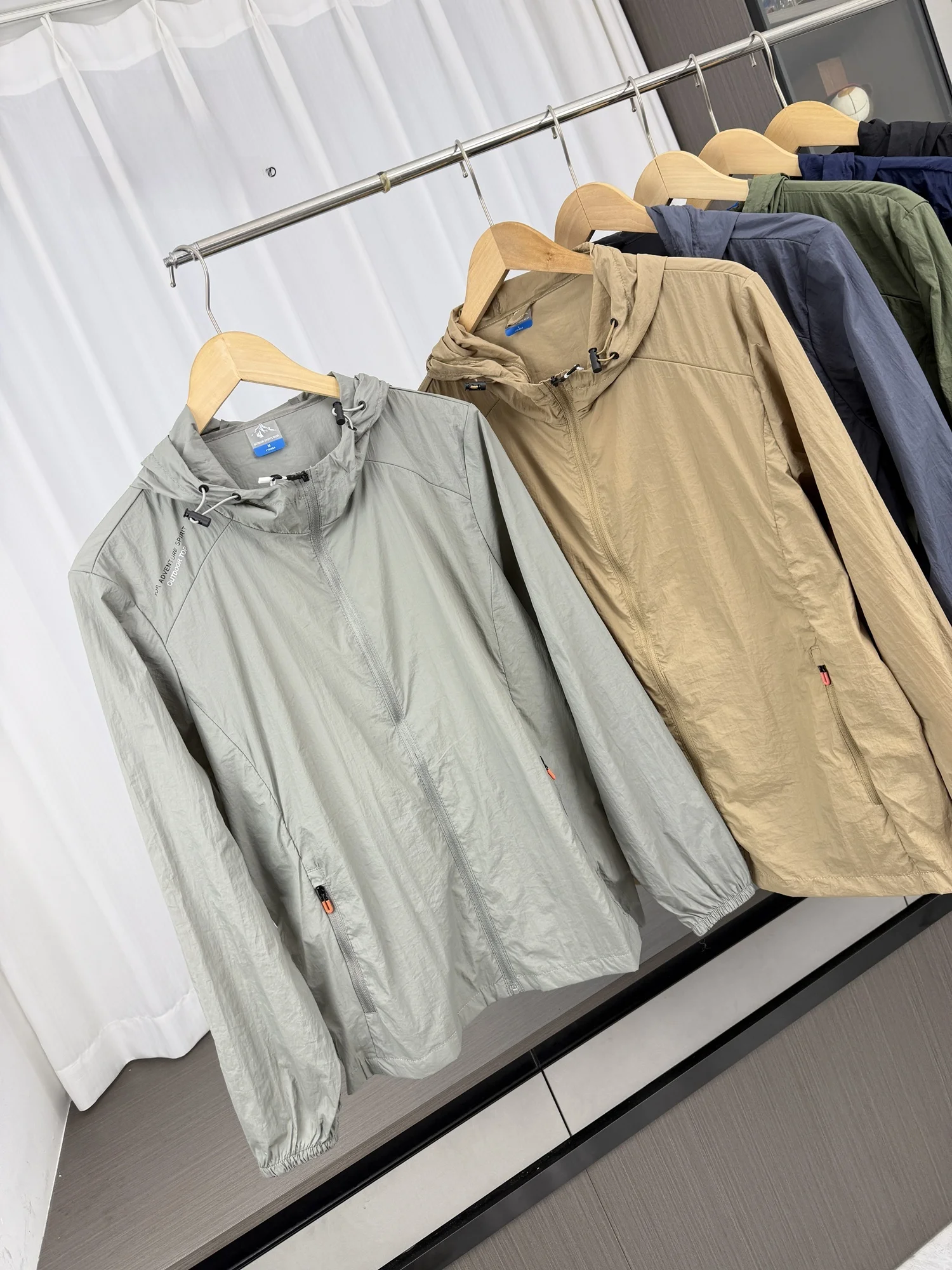

Professional Outdoor Quality Men's Thin Sport Sun Protection Skin Shirt Jacket Micro Wrinkle Texture Long Sleeve Zipper Closure