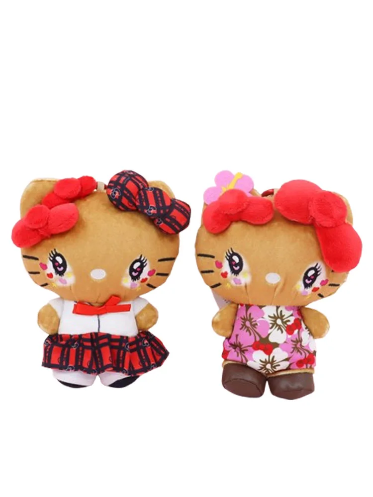 Ostrejka z czarną karną i opalenymi ramionami, breloczek z pluszową lalką w kształcie kotka, 15 cm.