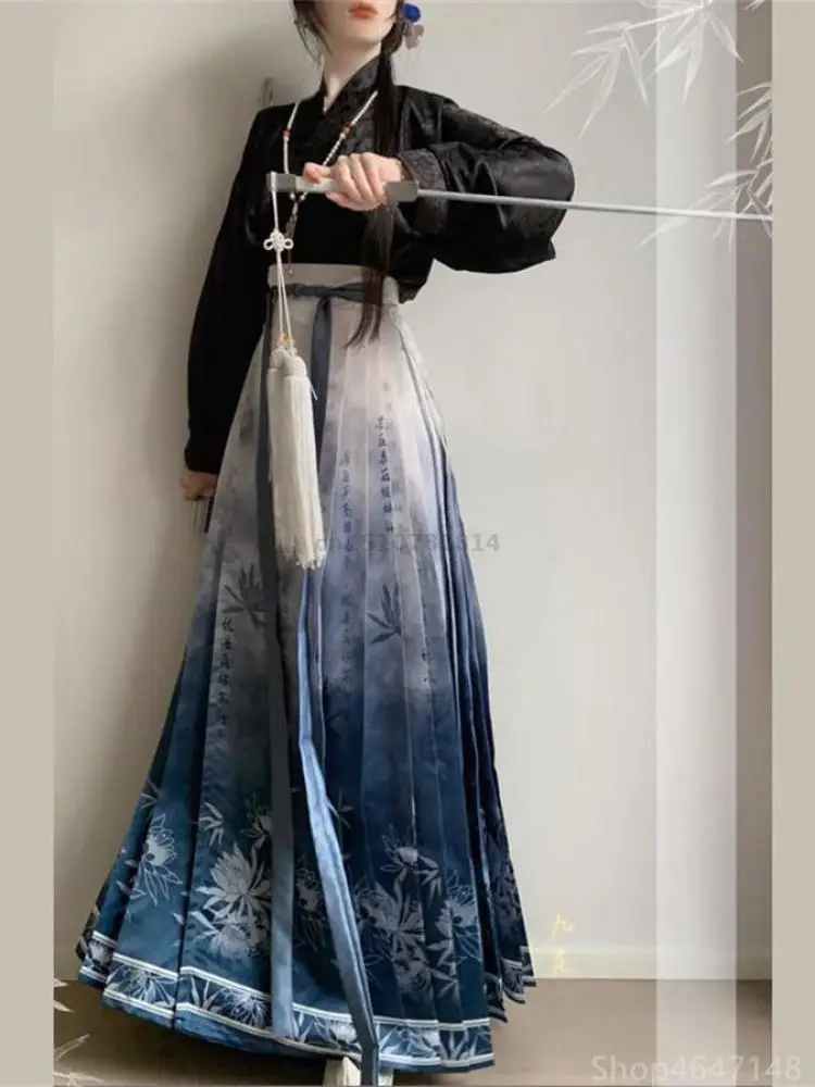 女性用漢服、マミアンスカートセット。武侠風の墨絵蓮と竹の柄がプリントされた、プリーツ入りのロングスカート。青、白、黒の3色展開。ハロウィーンのコスプレや舞台衣装に。