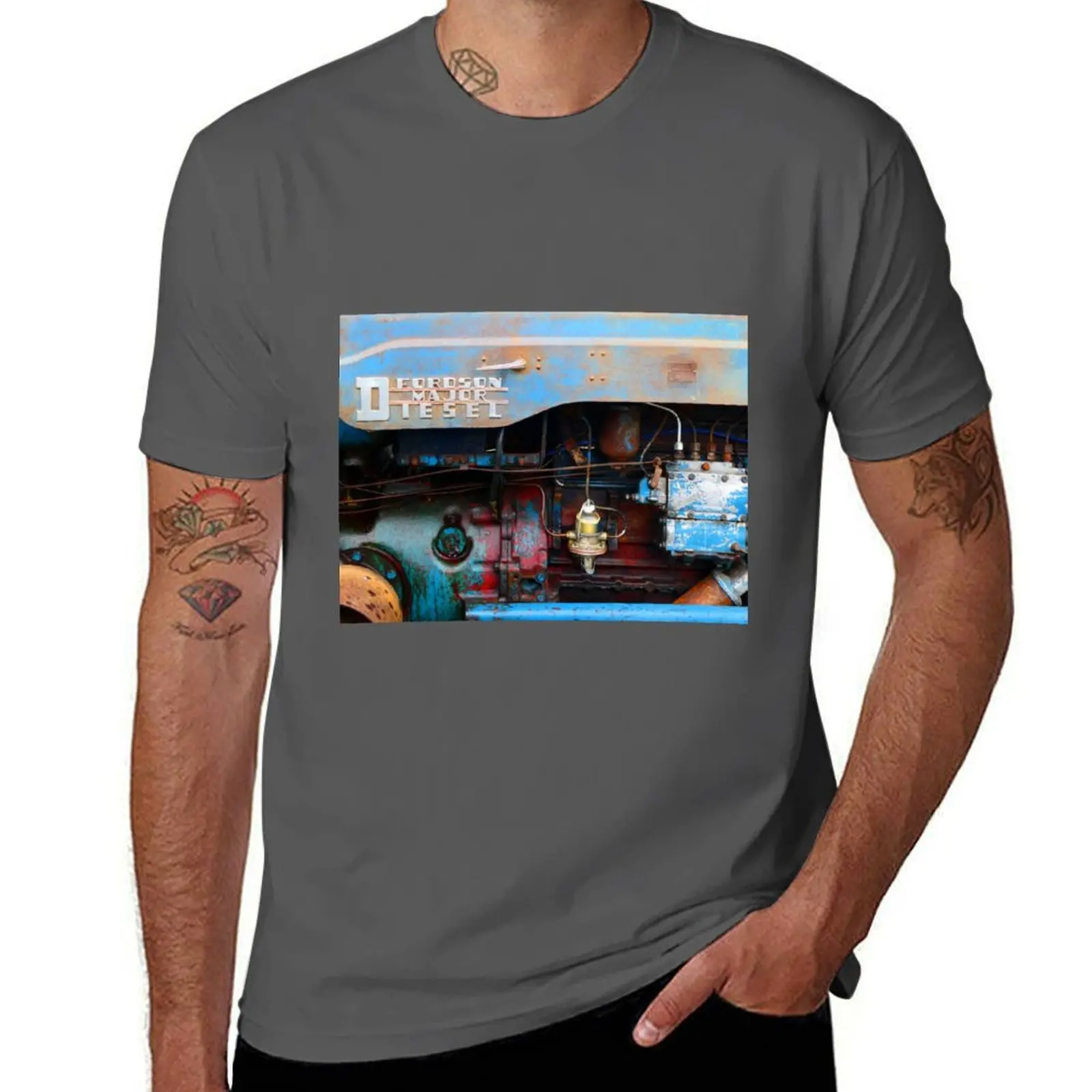 Camiseta Fordson Major Tractor Motor com estampa gráfica e manga curta