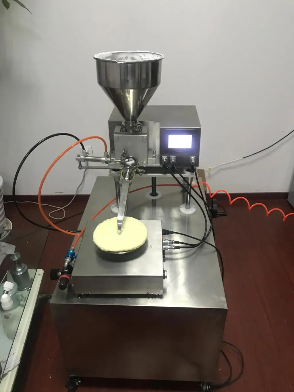 آلة إنتاج الكعك متعددة الطبقات الأوتوماتيكية بالكامل آلة صنع الكعك Hotsale