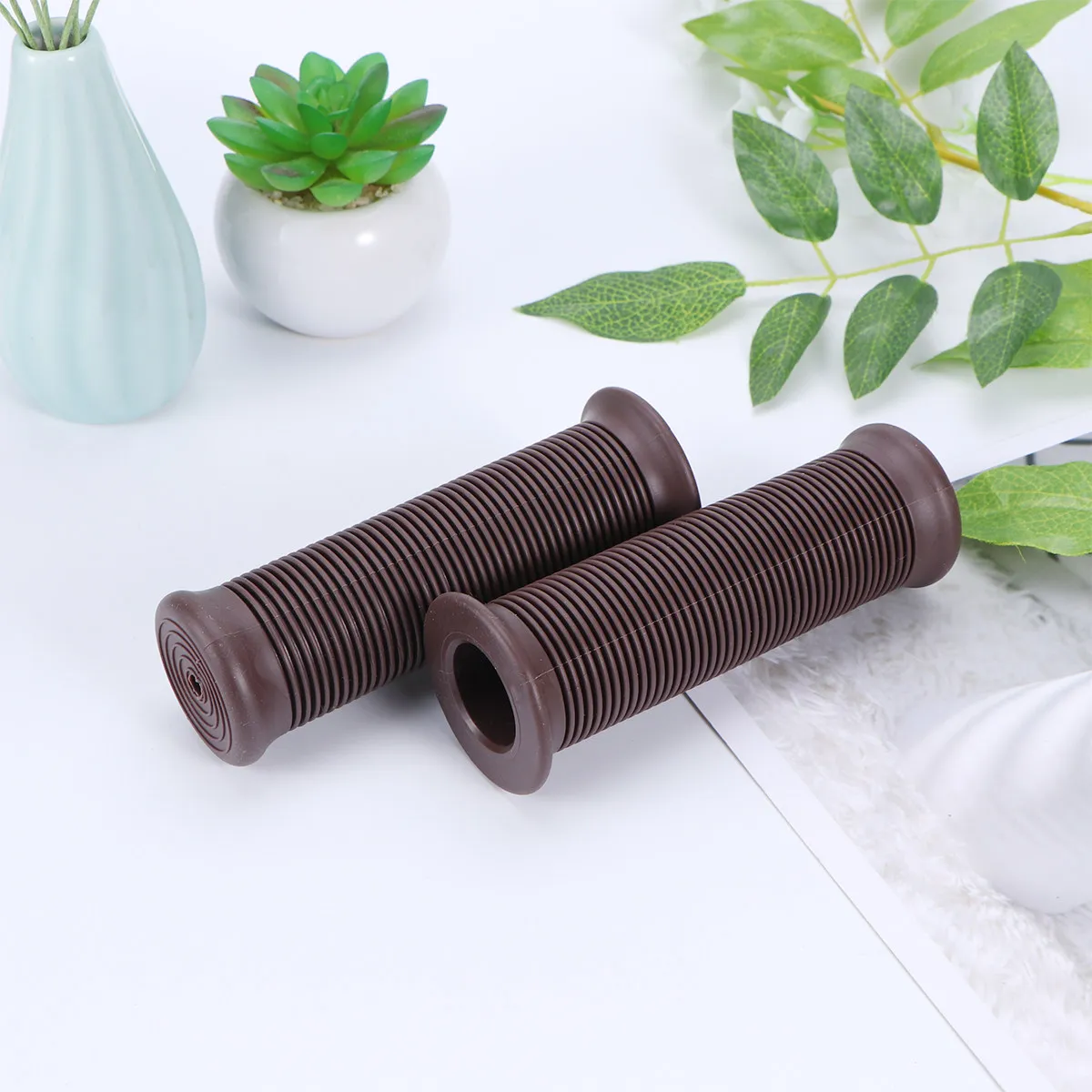 1Pair Motorcycle Handlebar Grips Rubber Non-Slip Ergonomic Shock Absorbing Classic Thread Vintage Bike Grip Dark Brown 25-28Mm