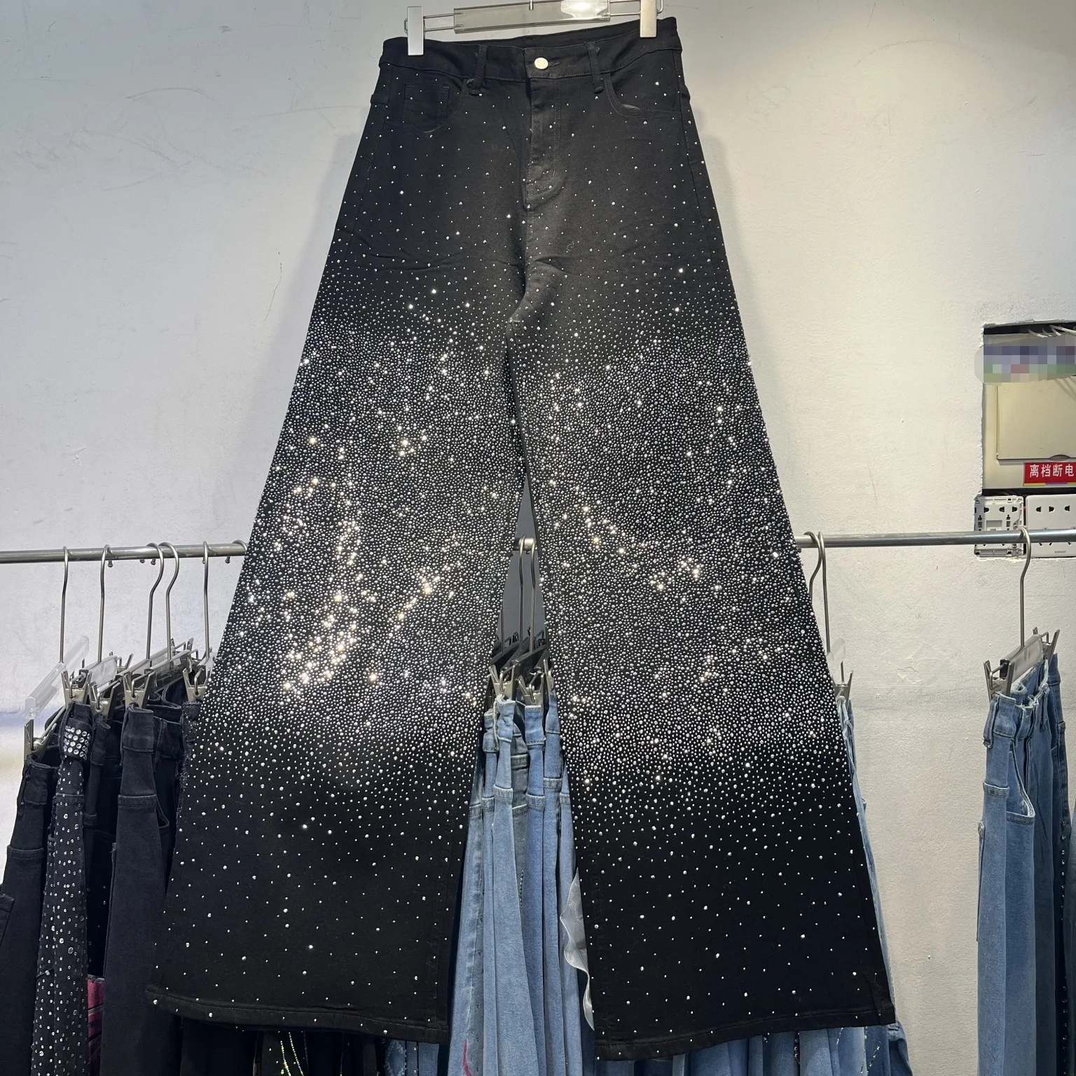 

Женские широкие джинсовые брюки SuperAen Black Gradient Diamonds в европейском стиле, новинка весны 2026, оверсайз, полная длина