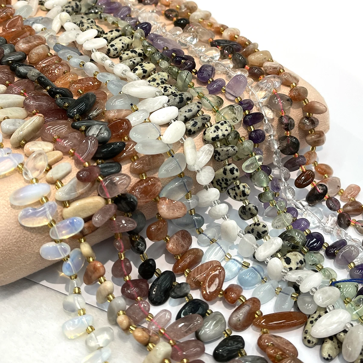 Naturstein, grüner Amethyst/Lapislazuli, unregelmäßige Perlen für die Schmuckherstellung, zum Basteln von Halsketten, Armbändern, Ketten und Ohrringen. – Detail 1