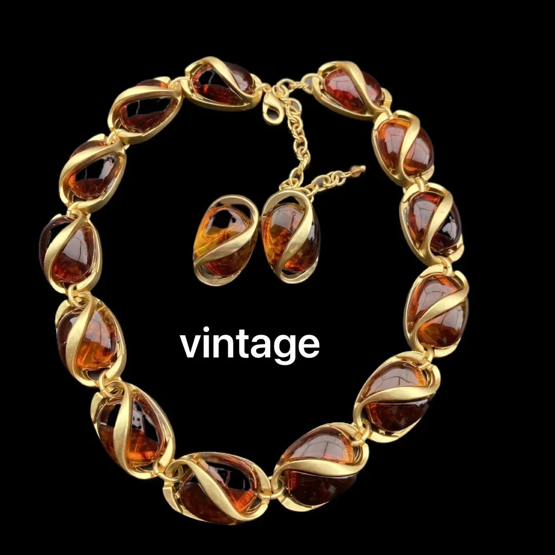 

European and American Retro Fashion Jelly Glazed Matte Craft Fashion Simple Temperament Amber Necklace.