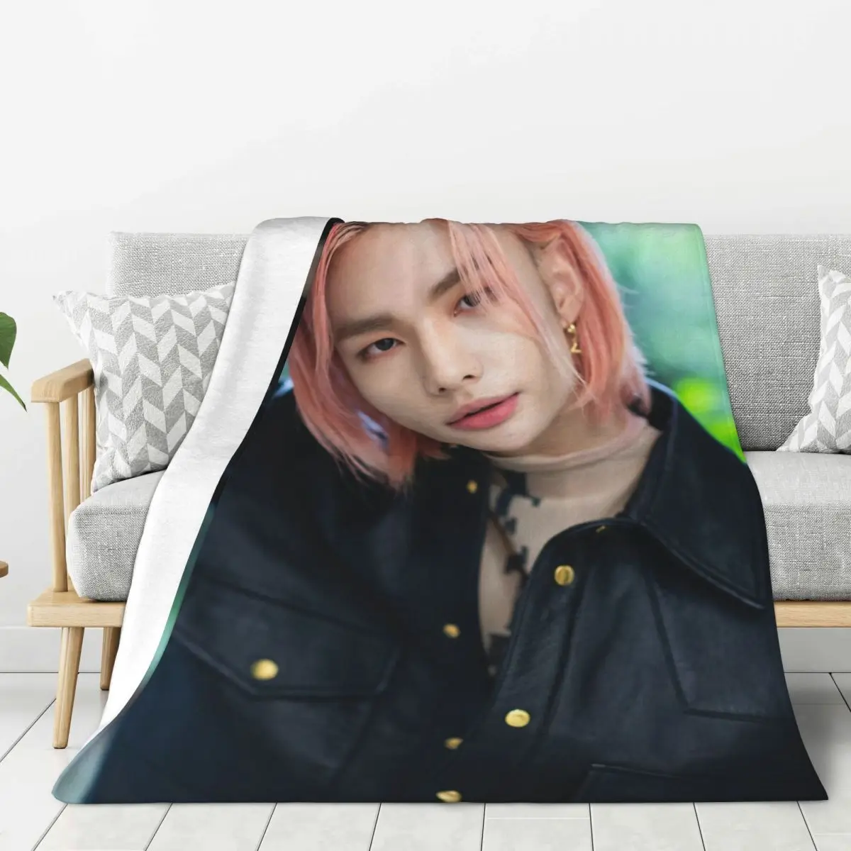 KPOP H-Hwang H-Hyunjin Flannel Blanket Star Art Warm Throw Blanket for Bed Bedroom Sofa Picnic Blanket Gift