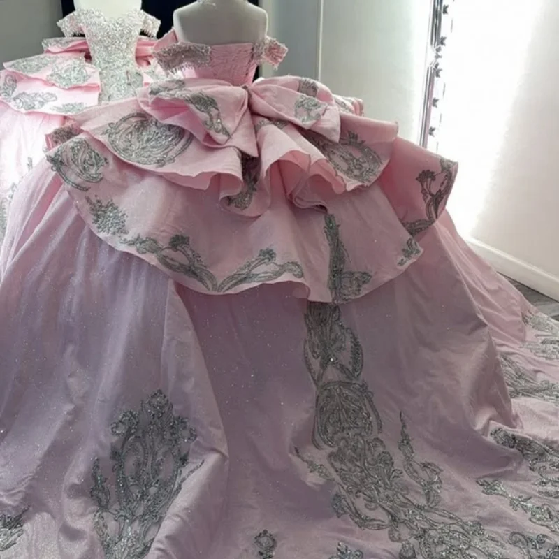 Vestido quinceanera rosa, ombro de fora, renda, cristal, glitter, decalque, cauda longa, arco, vestidos de 15 quinceanera ﻿ Personalizar