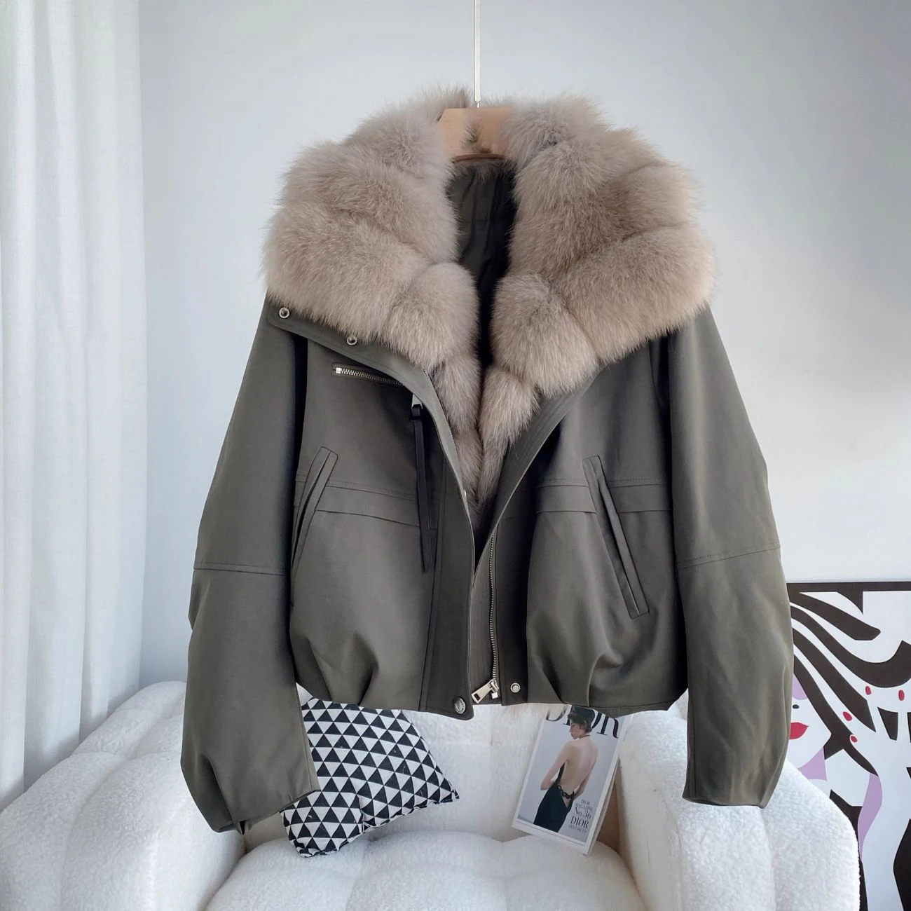 Women Faux Fox Fur Collar Cropped Parka Jacket Zip‑Up Long Sleeve Loose Warm Fur‑lined Short Coat Pockets Winter Thick Outerwear