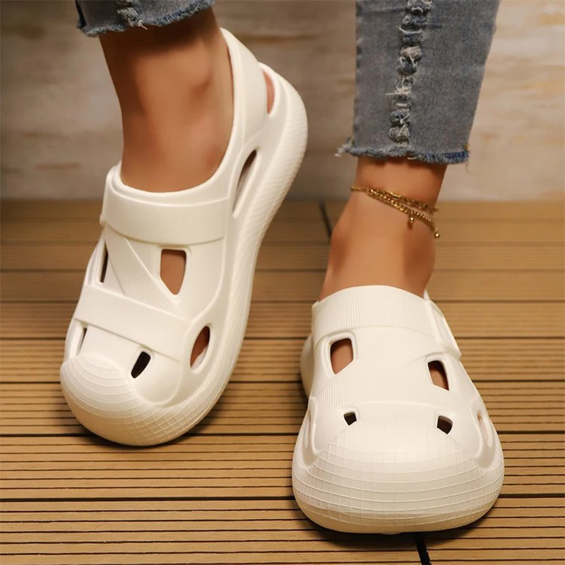 Neue Dicksohlige Slip-On Sandalen für Damen Sommer Bequeme Atmungsaktive Clogs mit Lochmuster Rutschfeste Outdoor-Strandsandalen