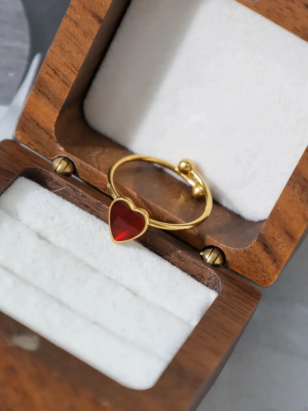 

Exquisite retro stainless steel 18K gold ring female creative simple red enamel love heart open ring gift