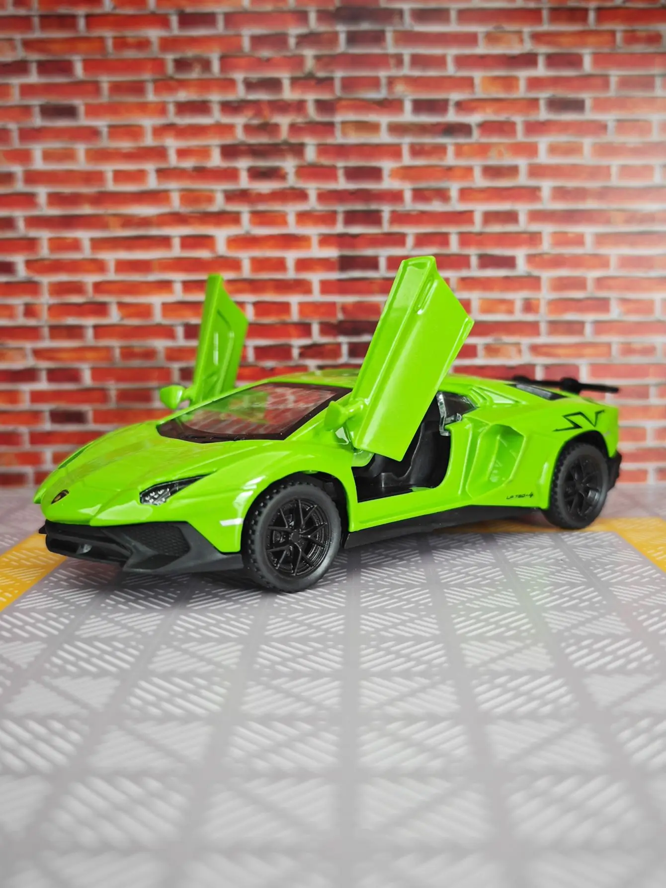 

1:32LP750 alloy car model double-door pull-back acousto-optic toy car suitable for collection and as a birthday gift for friends