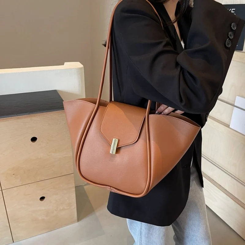 

High-End Ladies Crossbody Bag With Luxury Craftsmanship And Spacious Interior Suitable For Daily Shopping Trips​