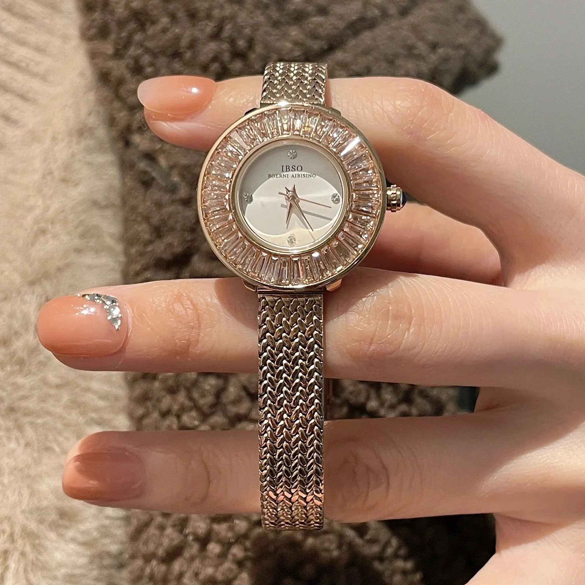 ساعات يد نسائية جديدة ساعات نسائية فاخرة بأشرطة فولاذية، إكسسوارات نسائية، ساعات كوارتز عصرية هدايا نسائية.