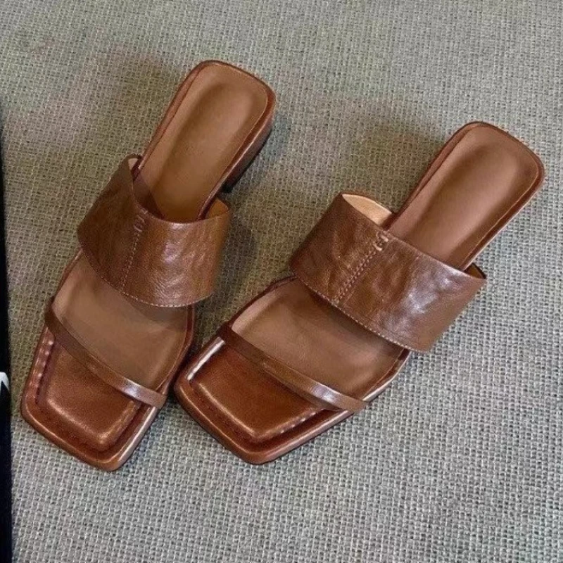 

Женские тапочки на каблуке в стиле ретро. Дизайнерская обувь на среднем каблуке. Лето 2023. Новый тренд. Модные массивные сандалии. Туфли-лодочки. Шлепанцы с квадратным носком.