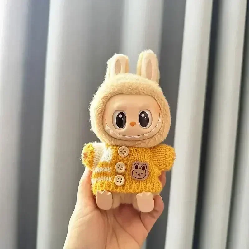 

15-17 см комплект праздничной одежды Labubu, свитер, шарф, шляпа с этикеткой медведя, милые зимние аксессуары для кукол, модные коллекционные куклы 15-17 см