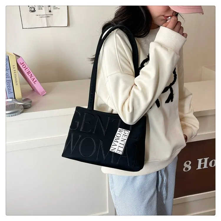 

2025 большая сумка с вышитыми буквами, женская дизайнерская сумка на плечо подмышками, водонепроницаемая нишевая сумка для поездок на работу/покудря/фестивальной моды