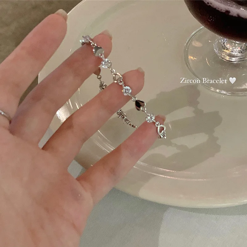Sweet and Cool Love Zircon Bracelet for Girls Ins Style Women's Fashion Hollow Heart Shaped Bracelet Luxury Jewelry Daily Wear
