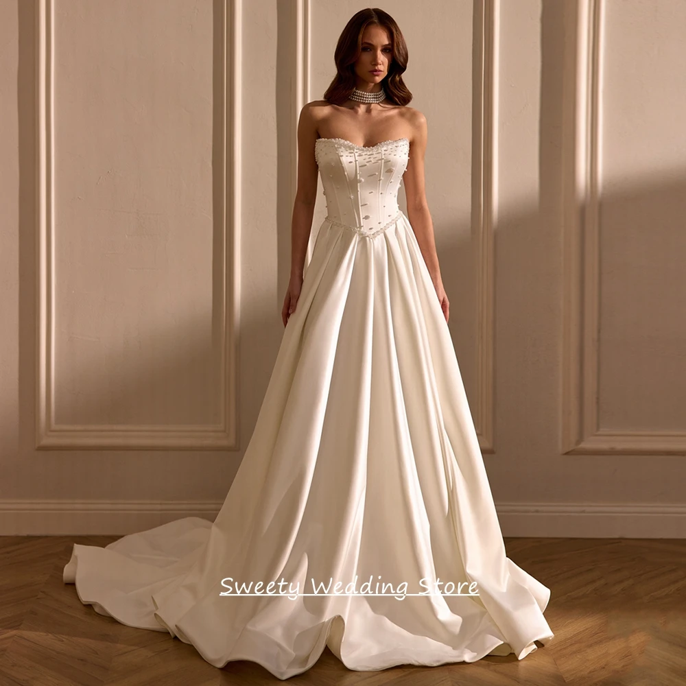 Modernes Satin-Hochzeitskleid Maßgeschneidert Ärmellos Trägerlos Perlen Drapiert Schleppe A-Linie Brautkleider