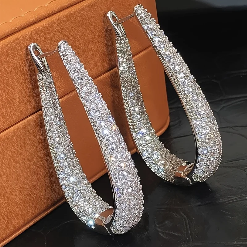 Wunderschöne silbrige Creolen für Damen, modischer Party-Schmuck mit hellem synthetischem Zirkonia, Verlobungszubehör, Geschenk