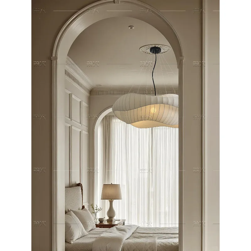 デザイナーによるフレンチミッドセンチュリーペンダント - クリーム色のファブリックライト、マルチスペースリビング、寝室＆ダイニング、スタイリッシュなロッジデコレーションに